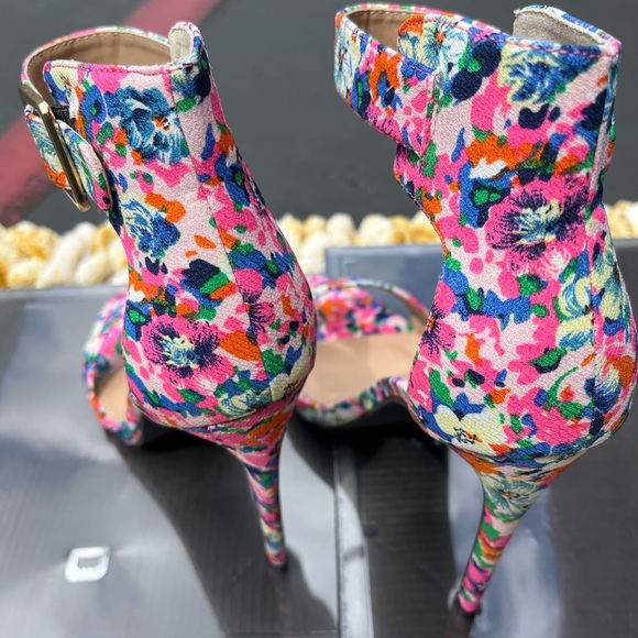 Pink and Colorful - Picture 2 of 6